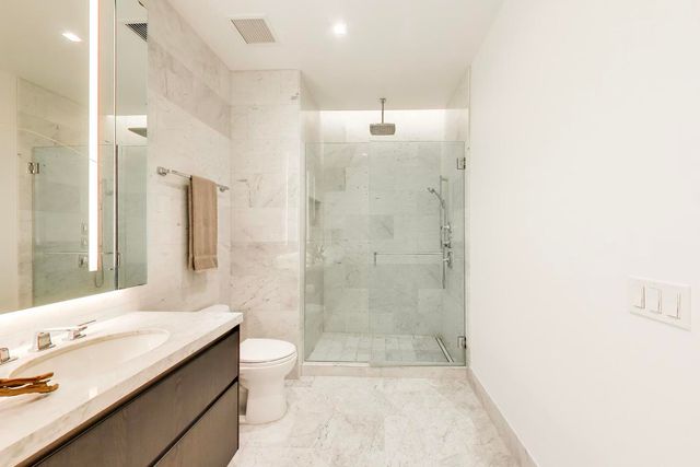 363 E Wacker Drive 5105, Chicago, IL 60601