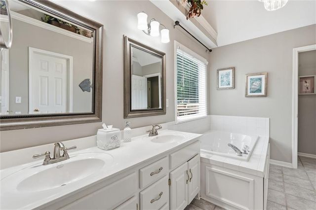 905 NE 100th Court, Kansas City, MO 64155