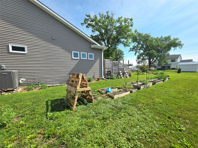 1120 N 17th Street, Chariton, IA 50049