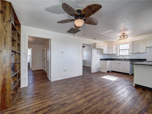 613 Gulf St, Port Aransas, TX 78373