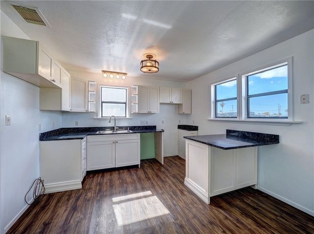 613 Gulf St, Port Aransas, TX 78373