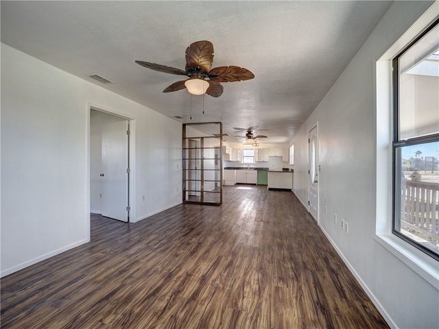 613 Gulf St, Port Aransas, TX 78373