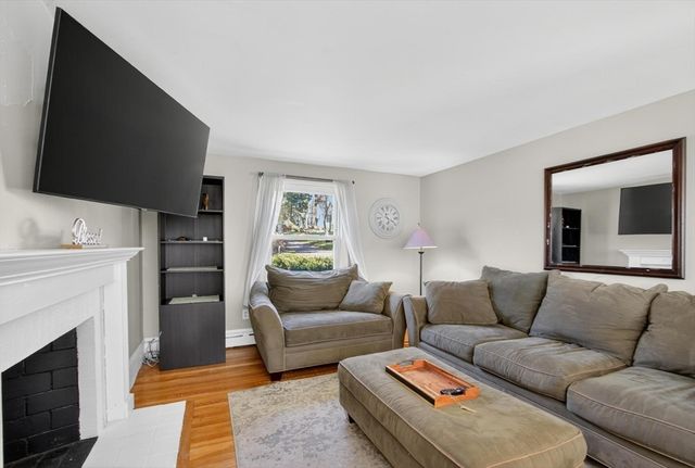 18 Hillside Dr, Lunenburg, MA 01462