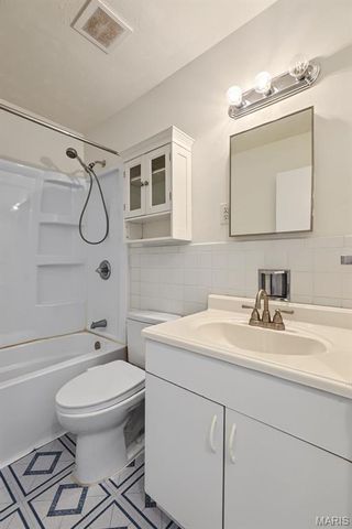 2263 McKelvey Road, Maryland Heights, MO 63043