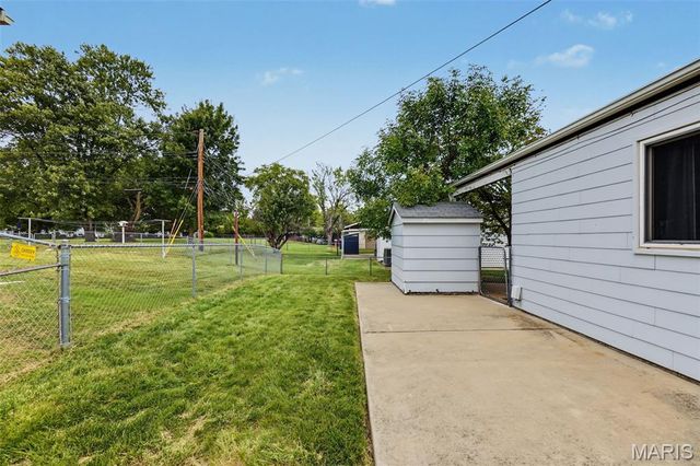 2263 McKelvey Road, Maryland Heights, MO 63043