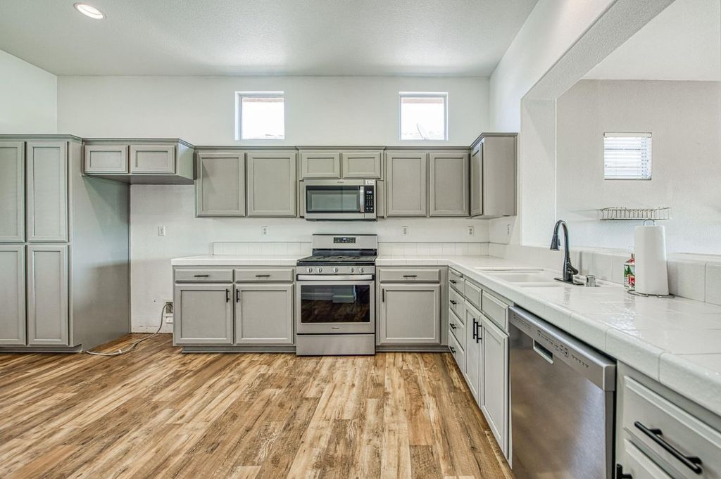 Image 12 of property listing at 2381 E Christopher Drive, Fresno, CA 93720