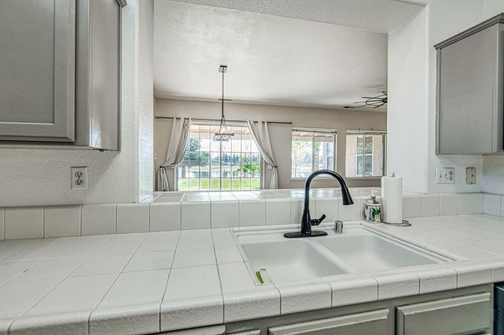 Image 14 of property listing at 2381 E Christopher Drive, Fresno, CA 93720