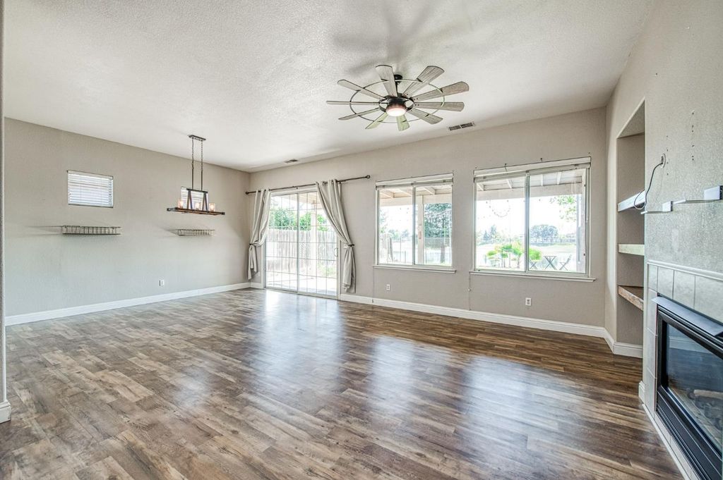 Image 18 of property listing at 2381 E Christopher Drive, Fresno, CA 93720