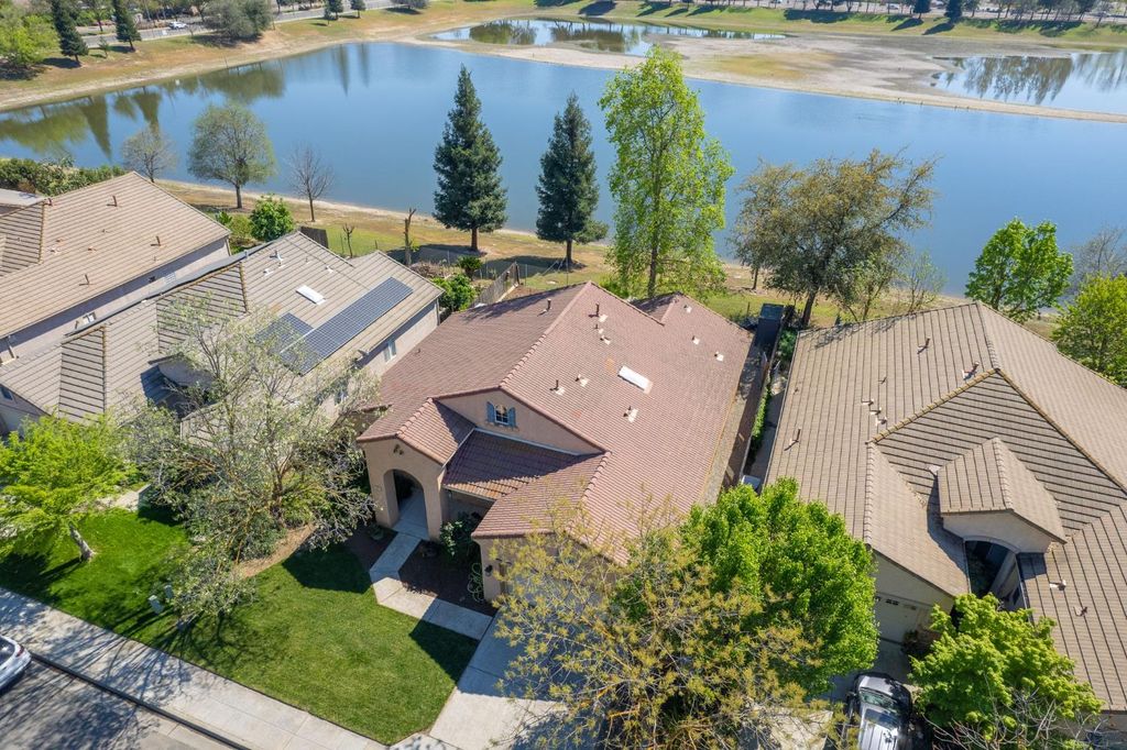 Image 2 of property listing at 2381 E Christopher Drive, Fresno, CA 93720