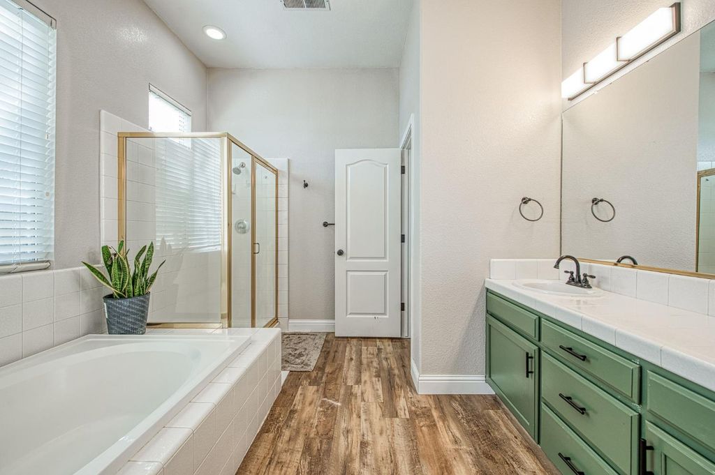 Image 32 of property listing at 2381 E Christopher Drive, Fresno, CA 93720