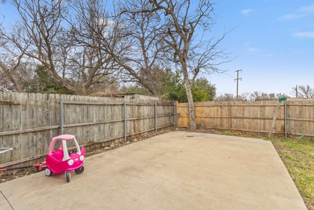 914 S Chatfield Street, Ennis, TX 75119