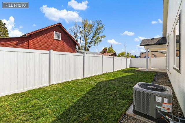 416 N Moen Ln, Greenacres, WA 99016