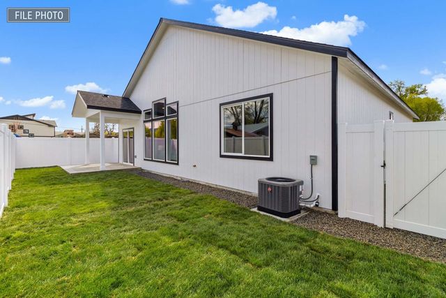 416 N Moen Ln, Greenacres, WA 99016