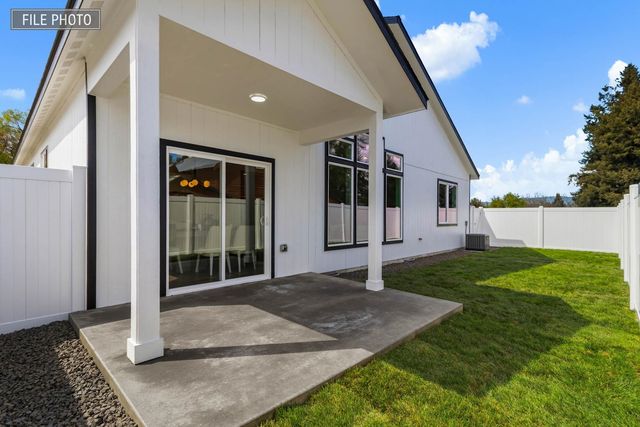 416 N Moen Ln, Greenacres, WA 99016