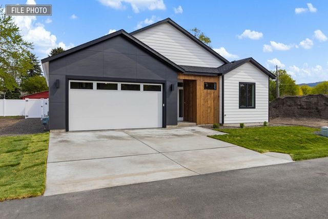 416 N Moen Ln, Greenacres, WA 99016