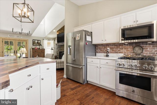 3310 HAWKS HILL LN, Keedysville, MD 21756