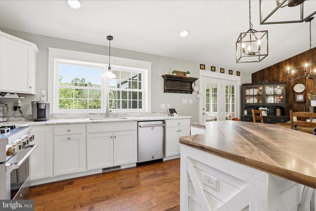 3310 HAWKS HILL LN, Keedysville, MD 21756