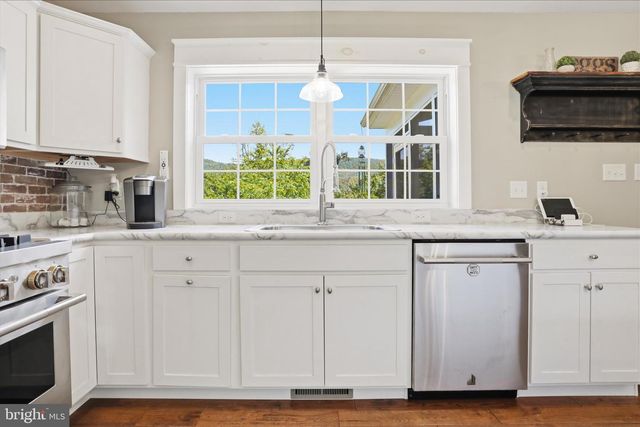 3310 HAWKS HILL LN, Keedysville, MD 21756