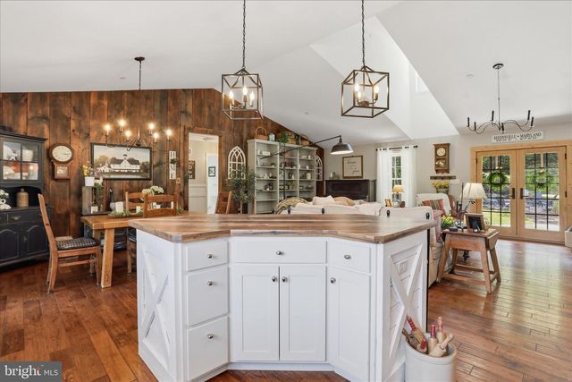 3310 HAWKS HILL LN, Keedysville, MD 21756