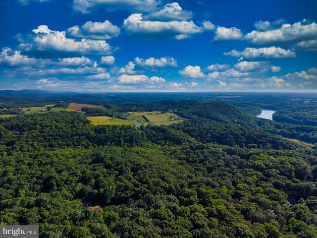 3310 HAWKS HILL LN, Keedysville, MD 21756