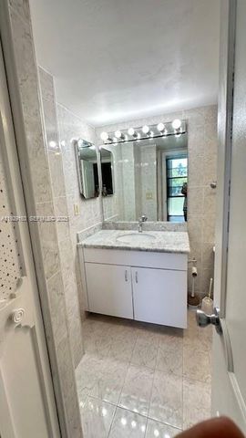 3401 N Country Club Dr 207, Aventura, FL 33180