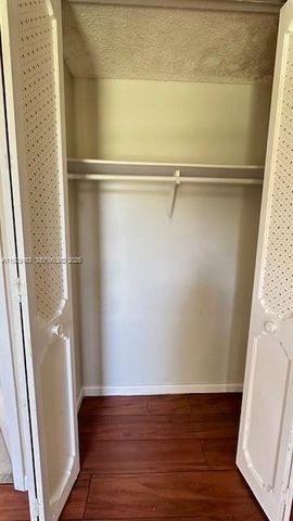 3401 N Country Club Dr 207, Aventura, FL 33180