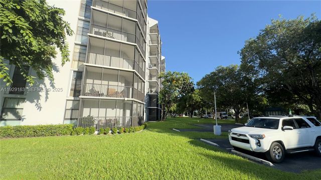3401 N Country Club Dr 207, Aventura, FL 33180