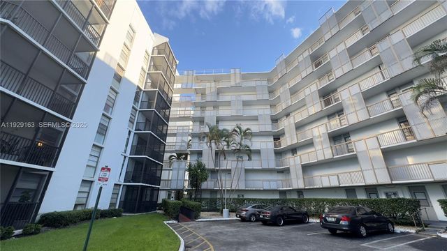 3401 N Country Club Dr 207, Aventura, FL 33180