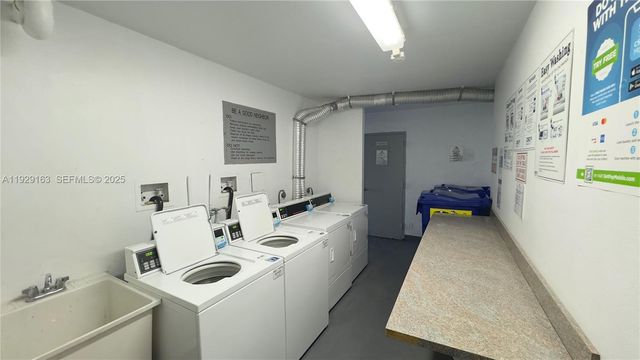 3401 N Country Club Dr 207, Aventura, FL 33180