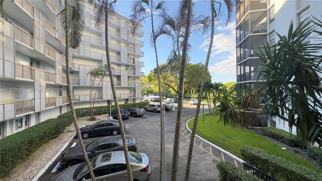 3401 N Country Club Dr 207, Aventura, FL 33180