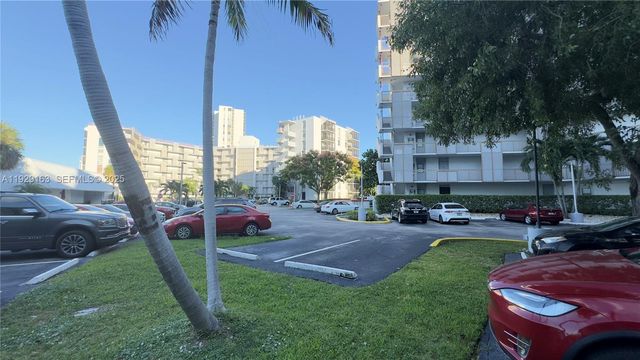 3401 N Country Club Dr 207, Aventura, FL 33180