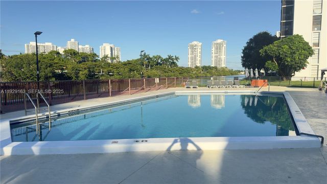 3401 N Country Club Dr 207, Aventura, FL 33180
