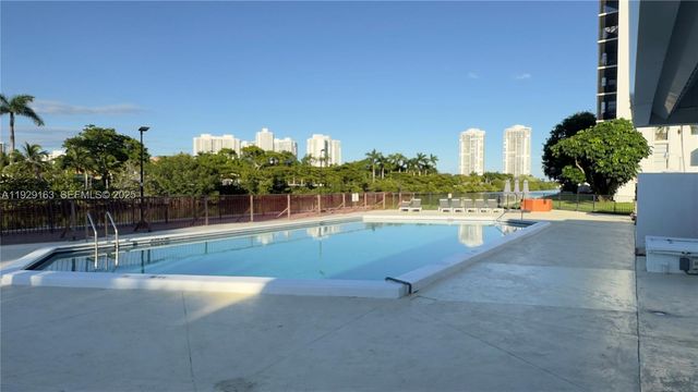 3401 N Country Club Dr 207, Aventura, FL 33180