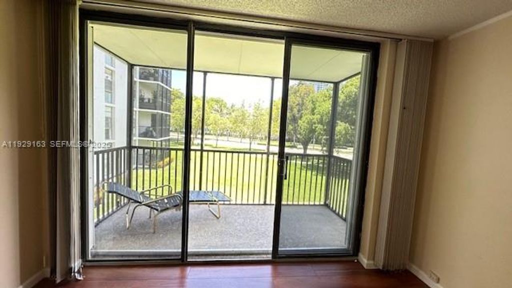 3401 N Country Club Dr 207, Aventura, FL 33180