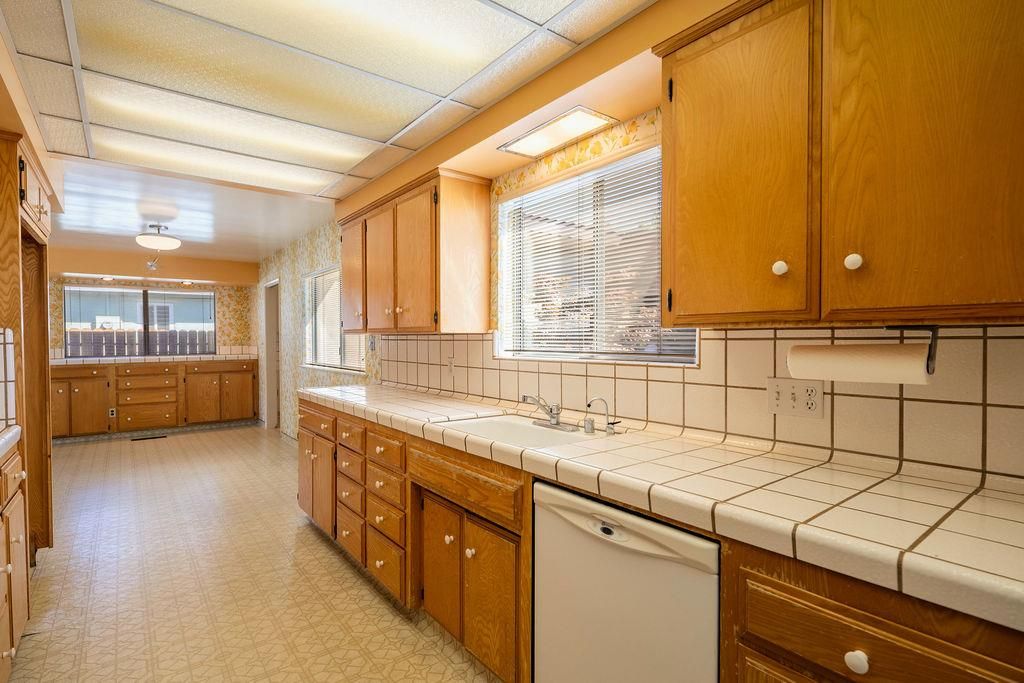 Image 12 of property listing at 822 W Princeton Avenue, Fresno, CA 93705