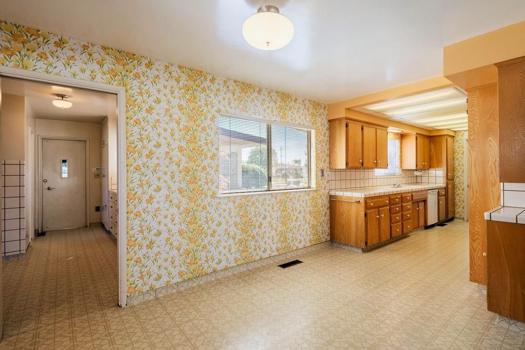 Image 15 of property listing at 822 W Princeton Avenue, Fresno, CA 93705