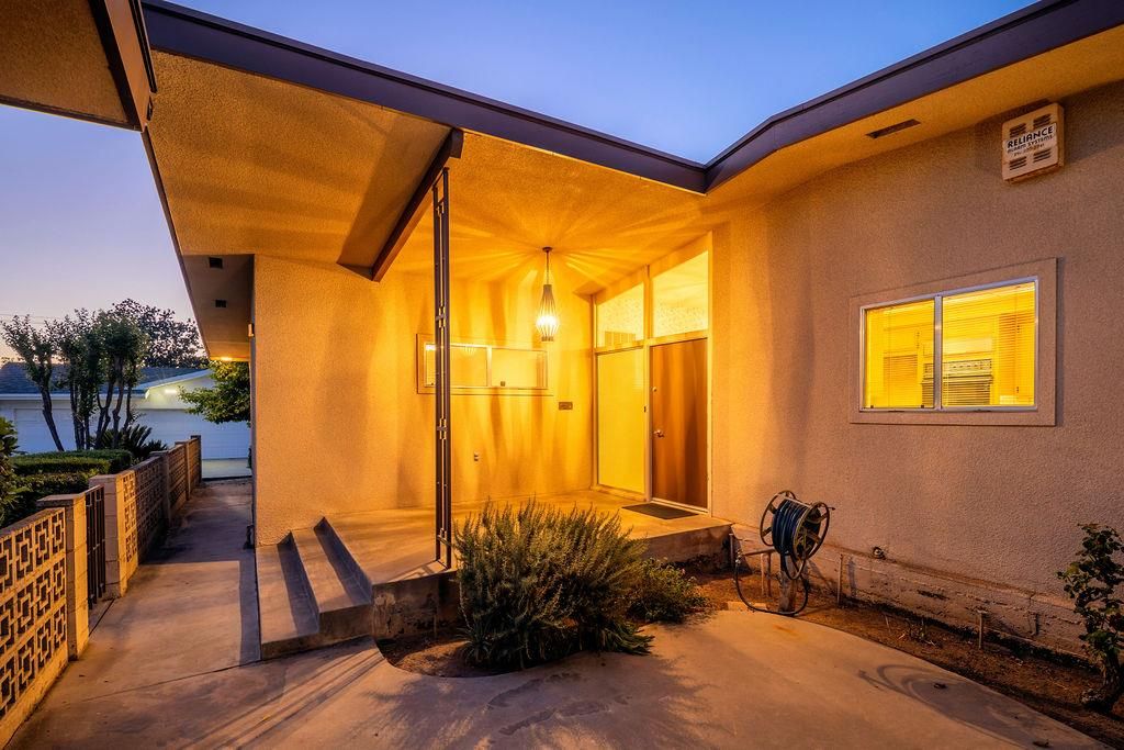 Image 3 of property listing at 822 W Princeton Avenue, Fresno, CA 93705