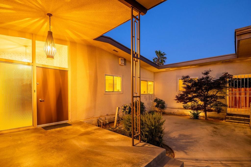 Image 9 of property listing at 822 W Princeton Avenue, Fresno, CA 93705