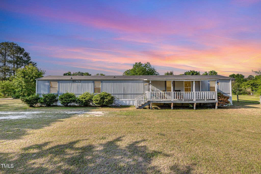 5517 Gilcrest Sands Drive, Hope Mills, NC 28348