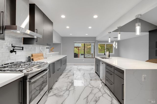 257 Valley Oak Ln, Vallejo, CA 94591