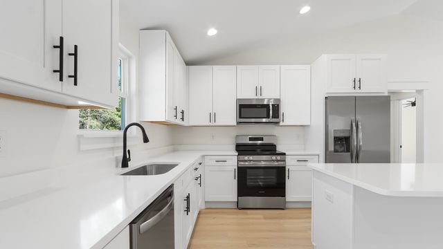 84 W Oleander Avenue, Defuniak Springs, FL 32433