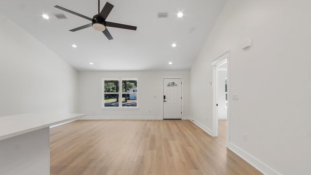 84 W Oleander Avenue, Defuniak Springs, FL 32433