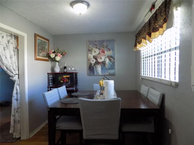 5016 Creekmont Drive, Houston, TX 77091