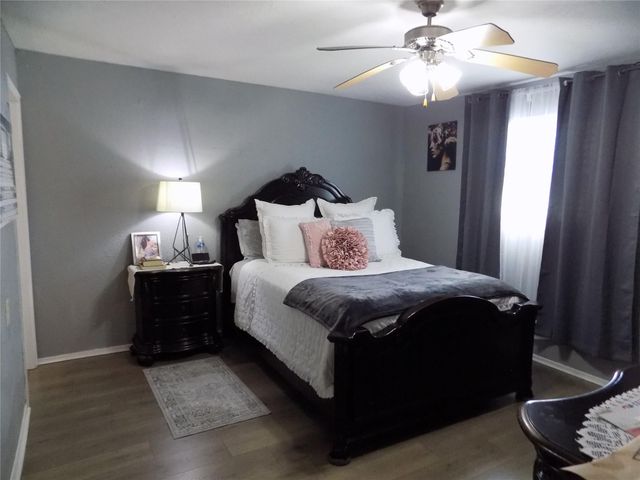 5016 Creekmont Drive, Houston, TX 77091