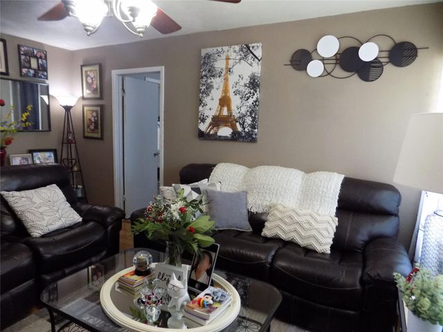 5016 Creekmont Drive, Houston, TX 77091