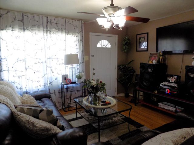 5016 Creekmont Drive, Houston, TX 77091