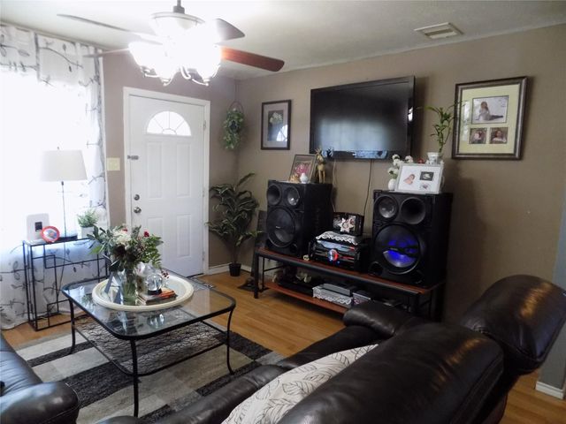 5016 Creekmont Drive, Houston, TX 77091