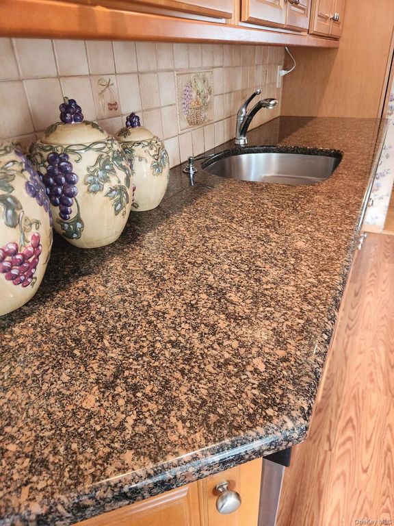 7 Bertlee Drive, Huntington Station, NY 11746 — photo 4