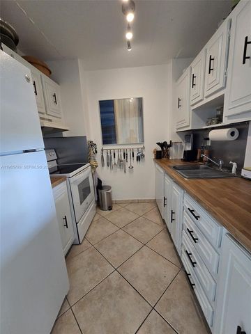 2450 NE 135th St 508, North Miami, FL 33181