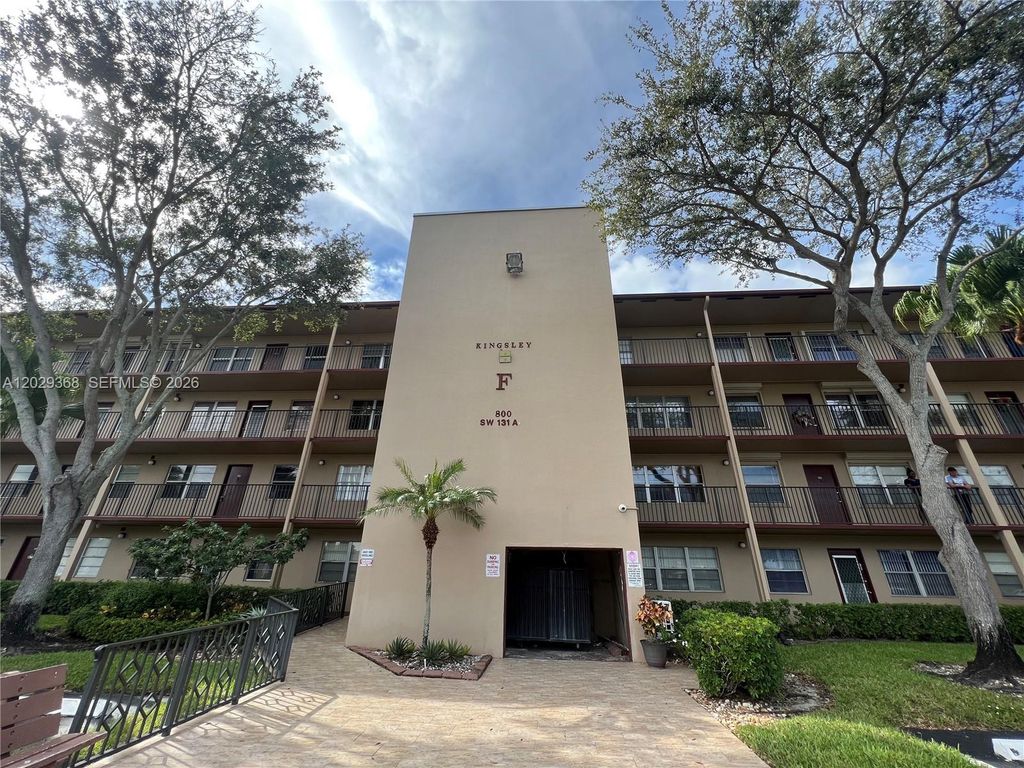 800 SW 131st Avenue 206F, Pembroke Pines, FL 33027